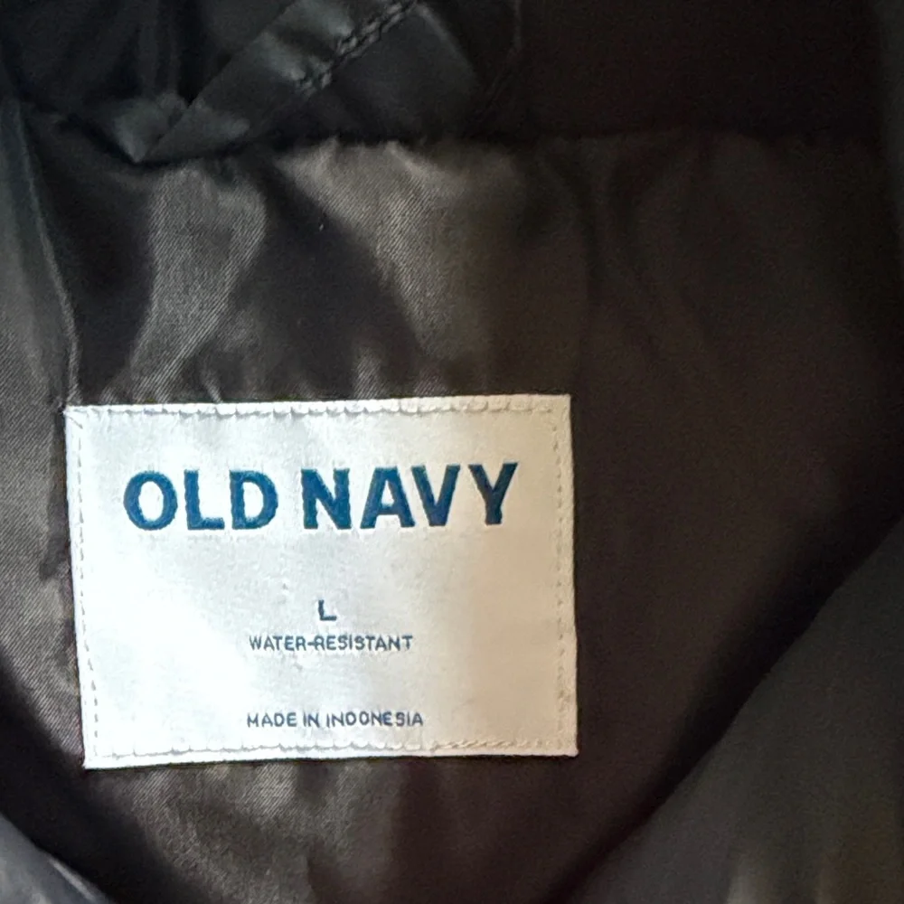 Old Navy Black Puffer Vest size large - Picture 2 of 3